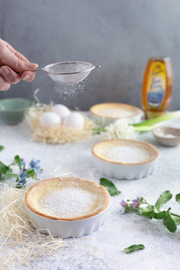 Dusting Swiss Easter cakes (Osterrchüechli) with powdered sugar