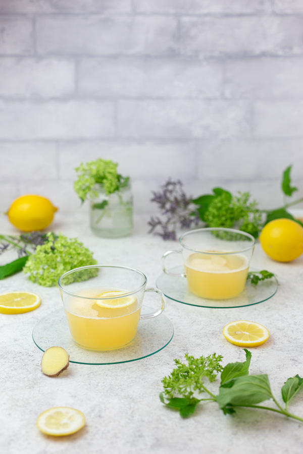 Zitronen-Ingwer Drink in Glastassen
