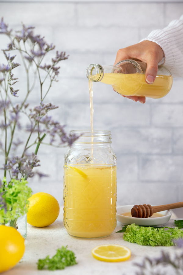 Zitronen-Ingwer Erkältungsgetränk in einem grossen Glas