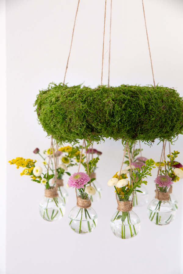 DIY-Frühlingskranz mit hängenden Vasen 