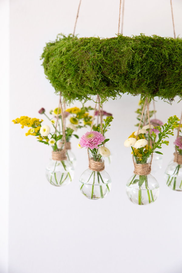 DIY-Frühlingskranz mit hängenden Vasen