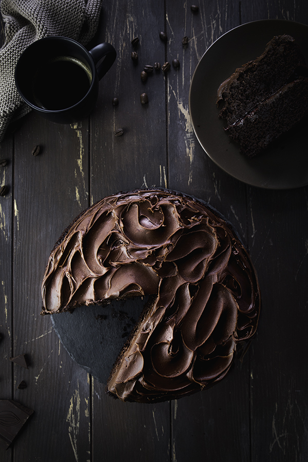 Ein angeschnittener veganer Schokoladenkuchen
