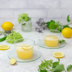 Zitronen-Ingwer Drink in Glastassen