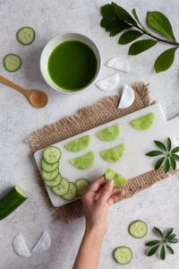 DIY kühlende Augenpads werden in die Mischung getunkt