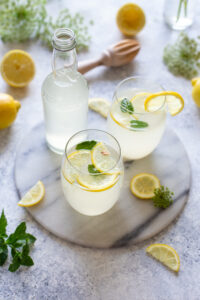 Zwei Gläser selbstgemachte Limonade auf einem Marmor Servierbrett