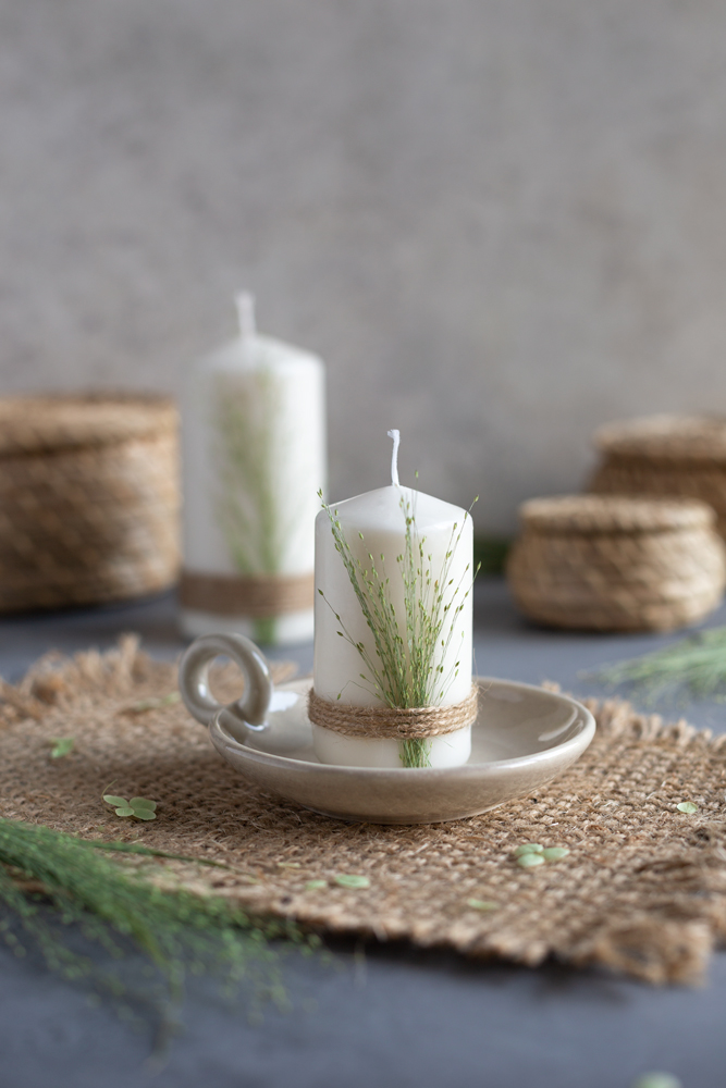 A small DIY dried ornamental grass candle