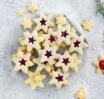 Sternförmige Linzer Kekse auf einem Mamortablett